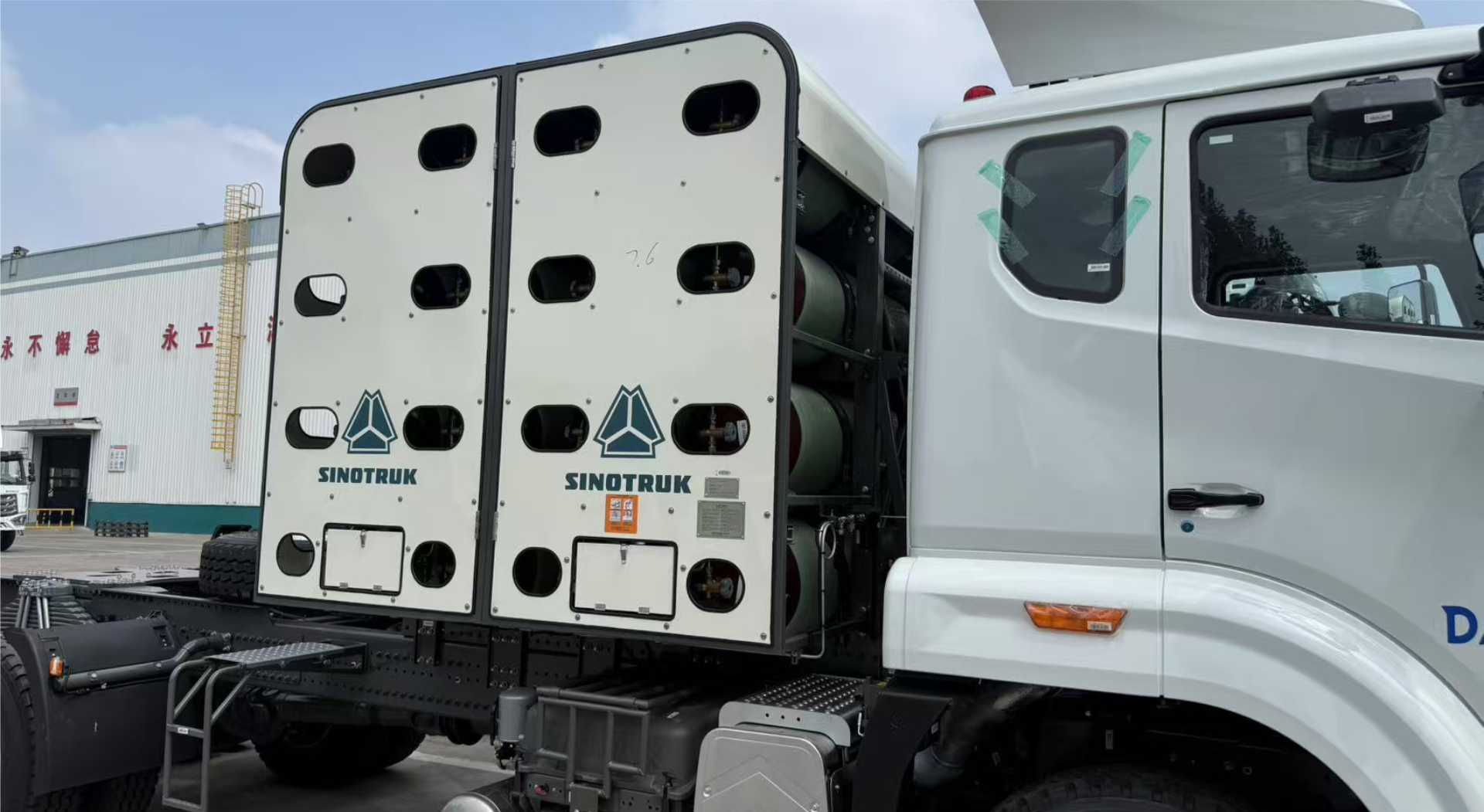 Innovation révolutionnaire, qualité supérieure ! 🚀 Nos bouteilles GNC de 260 L à double soupape de type 2 alimentent la modernisation énergétique verte de Sinotruk.