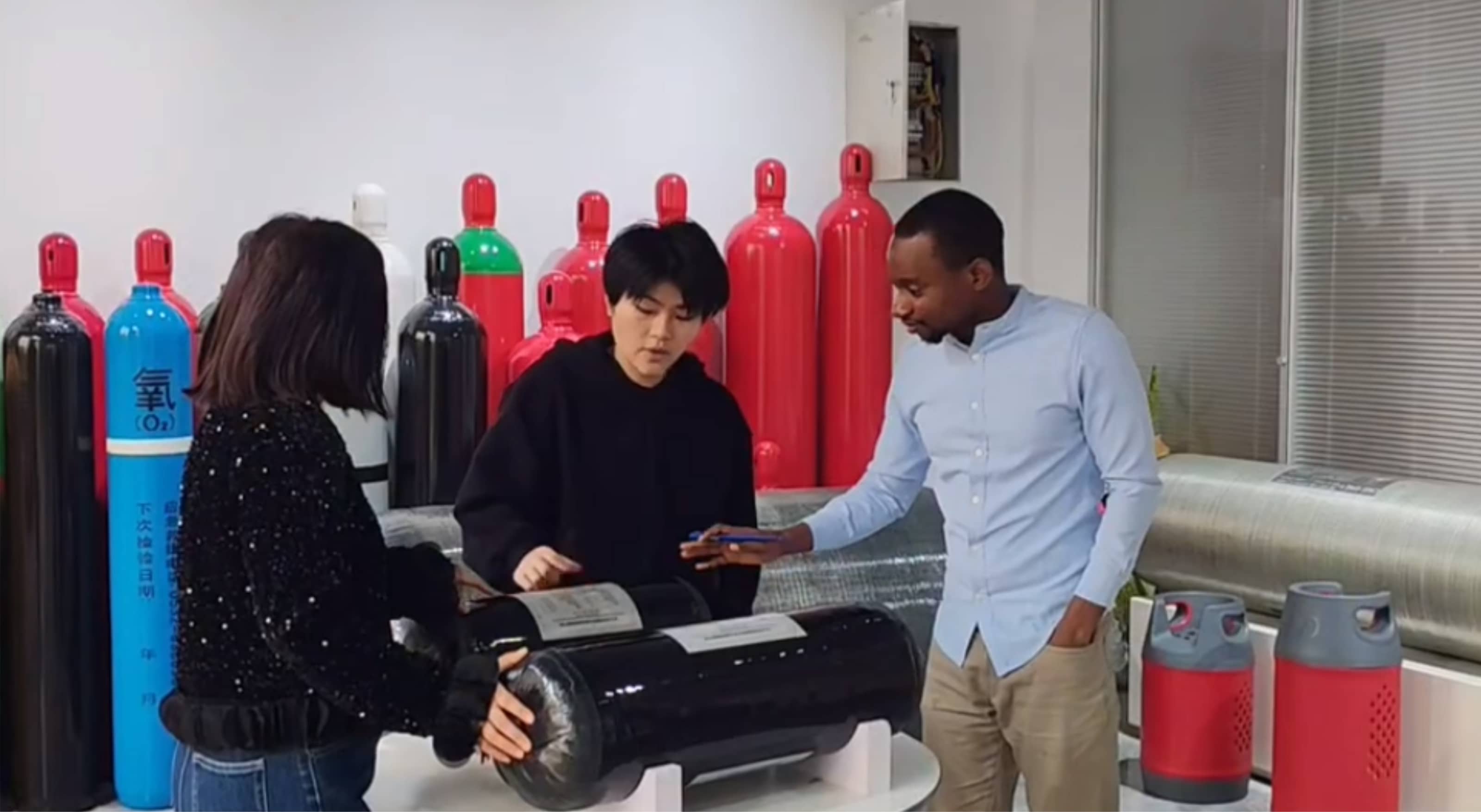 Partenariats internationaux en marche : Anhui Clean Energy Co., Ltd. accueille les clients internationaux pour une visite de son usine 🤝🌍